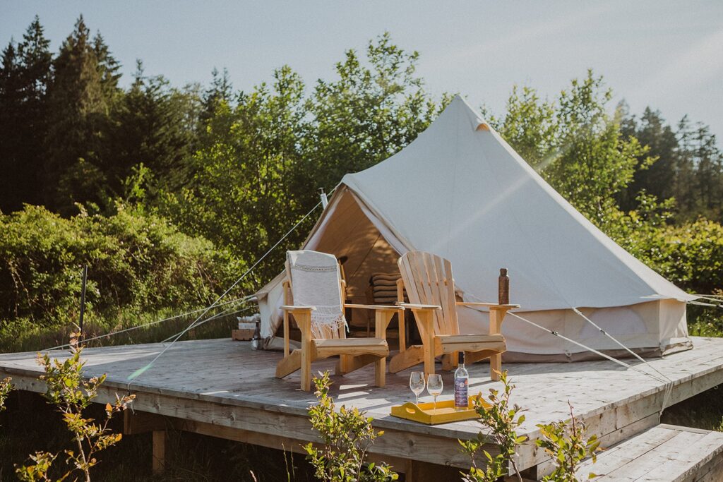 Glamping in an organic blueberry field. A short walk to Little Tribune, Big Tribune and the Coop/Ringside Market.